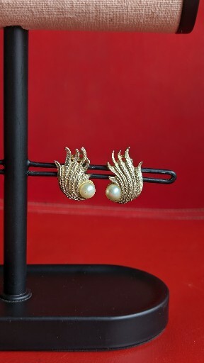 Vintage Classic KRAMER Faux Pearl Gold Tone Swirl Spray 1″ Clip Earrings