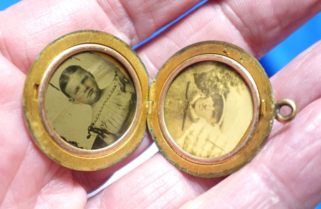 GOLD FILLED ANTIQUE ROUND LOCKET INITIALS 20 MM 8.2 GRAMS J-708