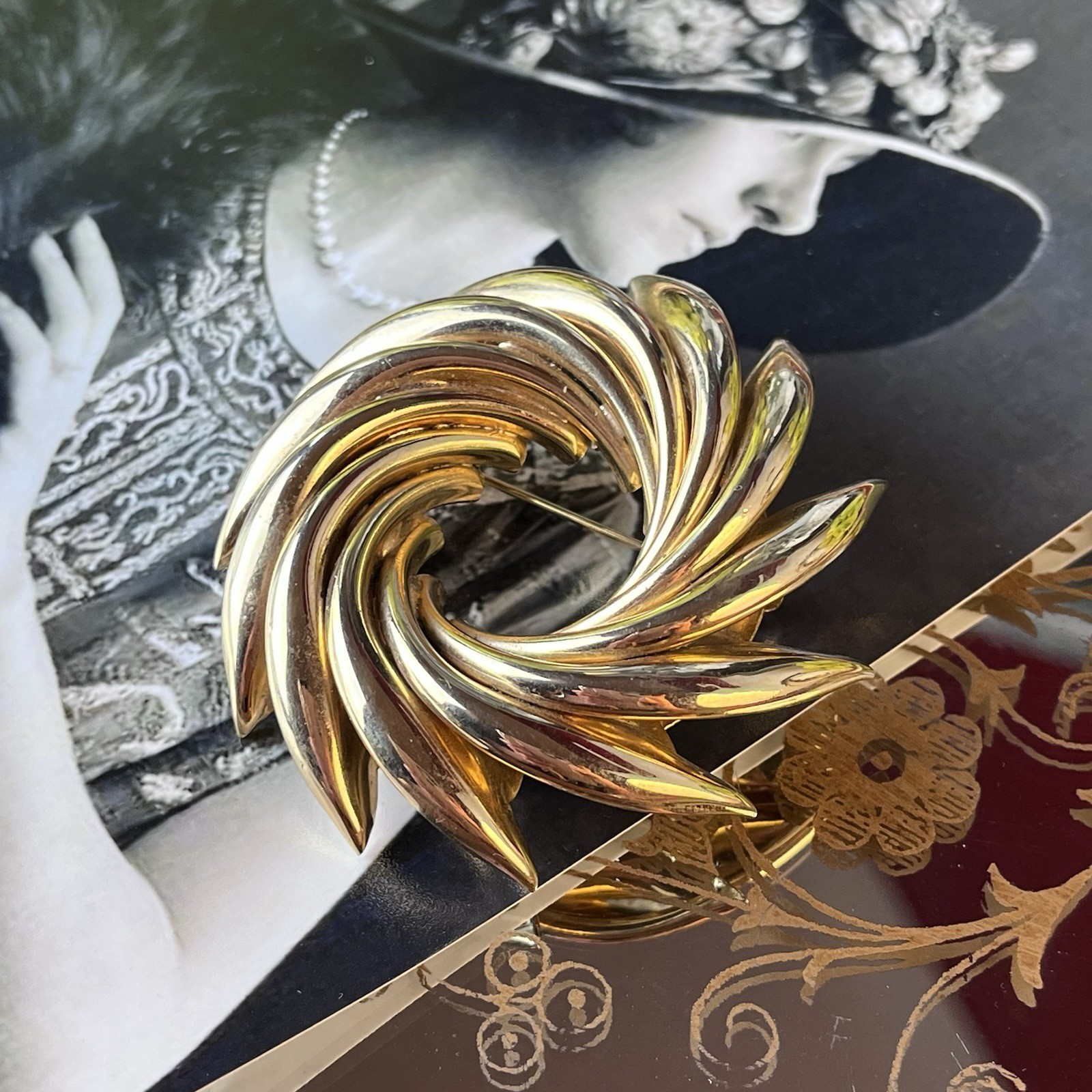 Vtg Gold Tone Swirl Pinwheel Circle Brooch – 2.5” – Mid Century – Rollover Clasp