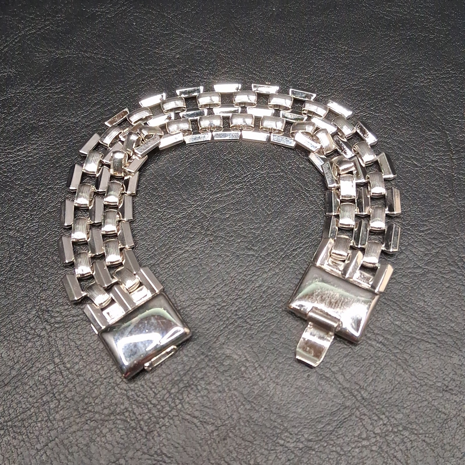 Vintage MONET Popcorn Chain Bracelet Textured And Polished Silver Tone. 18.074