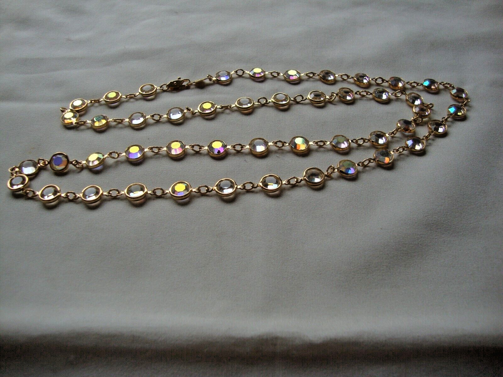 VINTAGE 1980s AUSTRIAN CRYSTAL BEZEL SET AURORA CRYSTALS GOLD TONE NECKLACE 35″