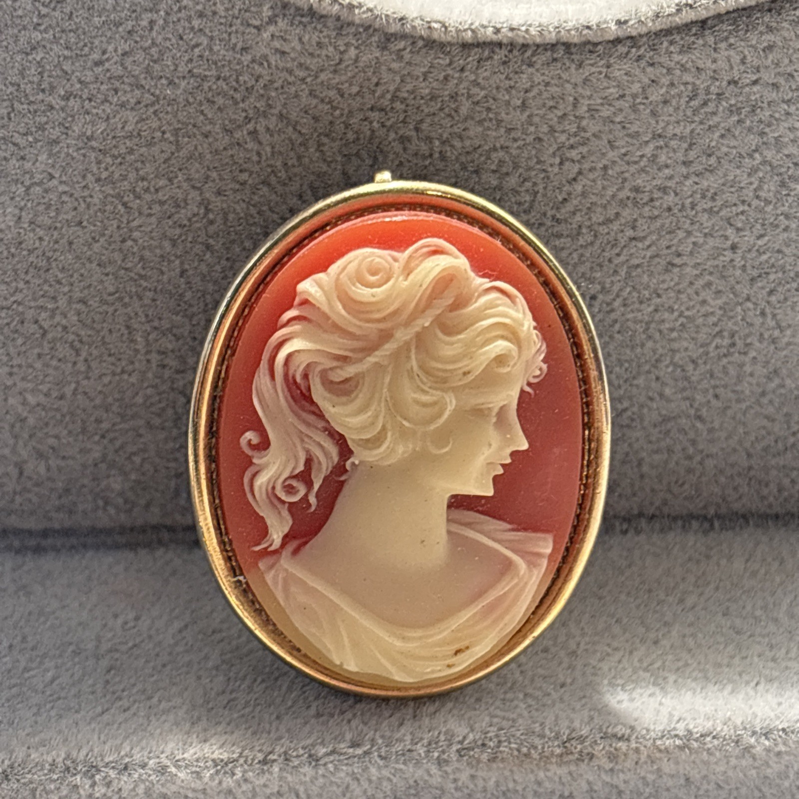 Vantage AMWAY Perfume Cameo Brooch/pendant. Gold Tone. Orange And Cream