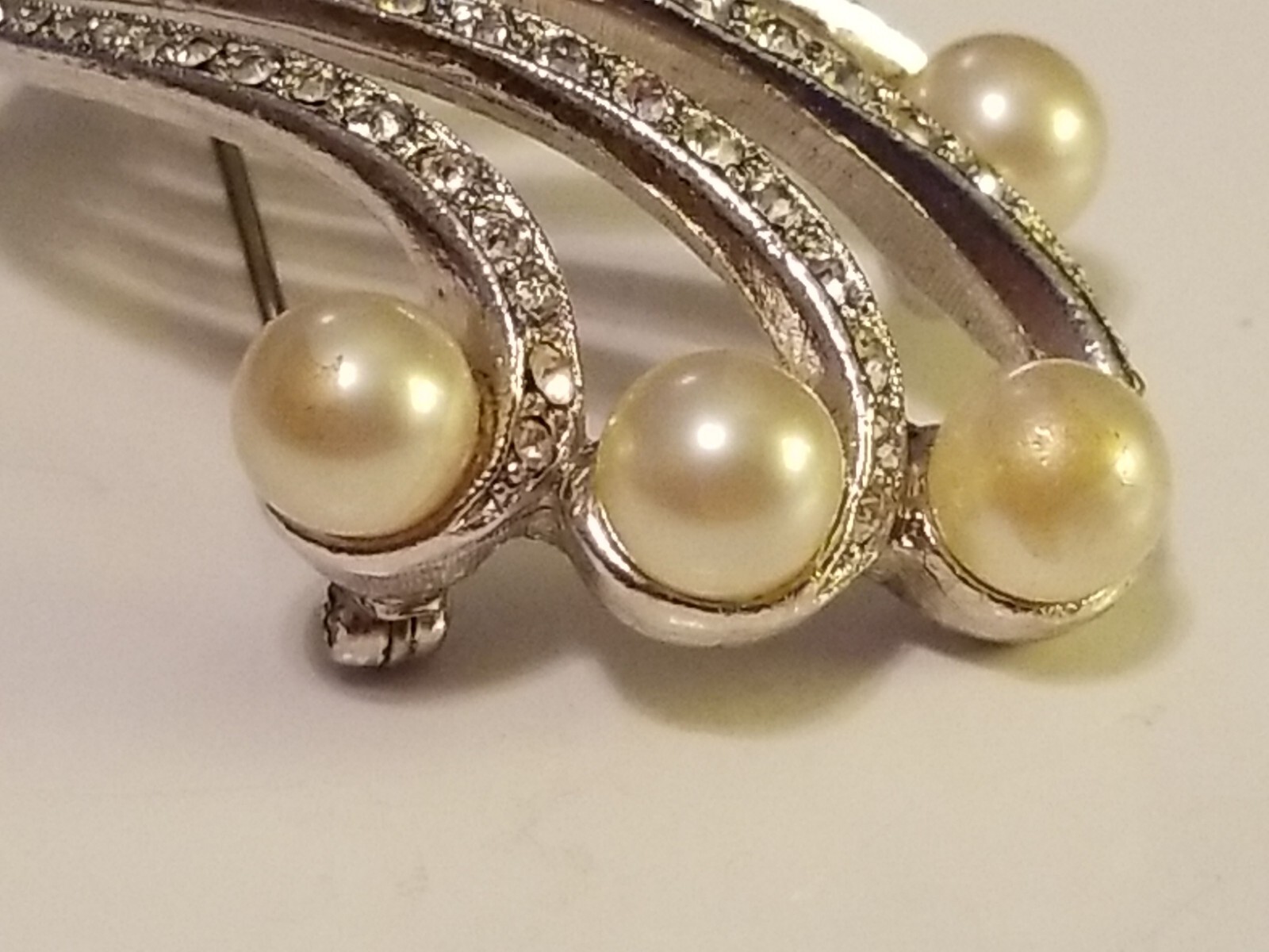 Elegant Brooch Pin Vtg Silver Toned Swirl Ribbon Pearl & CZ Encrusted 1.75″ Long