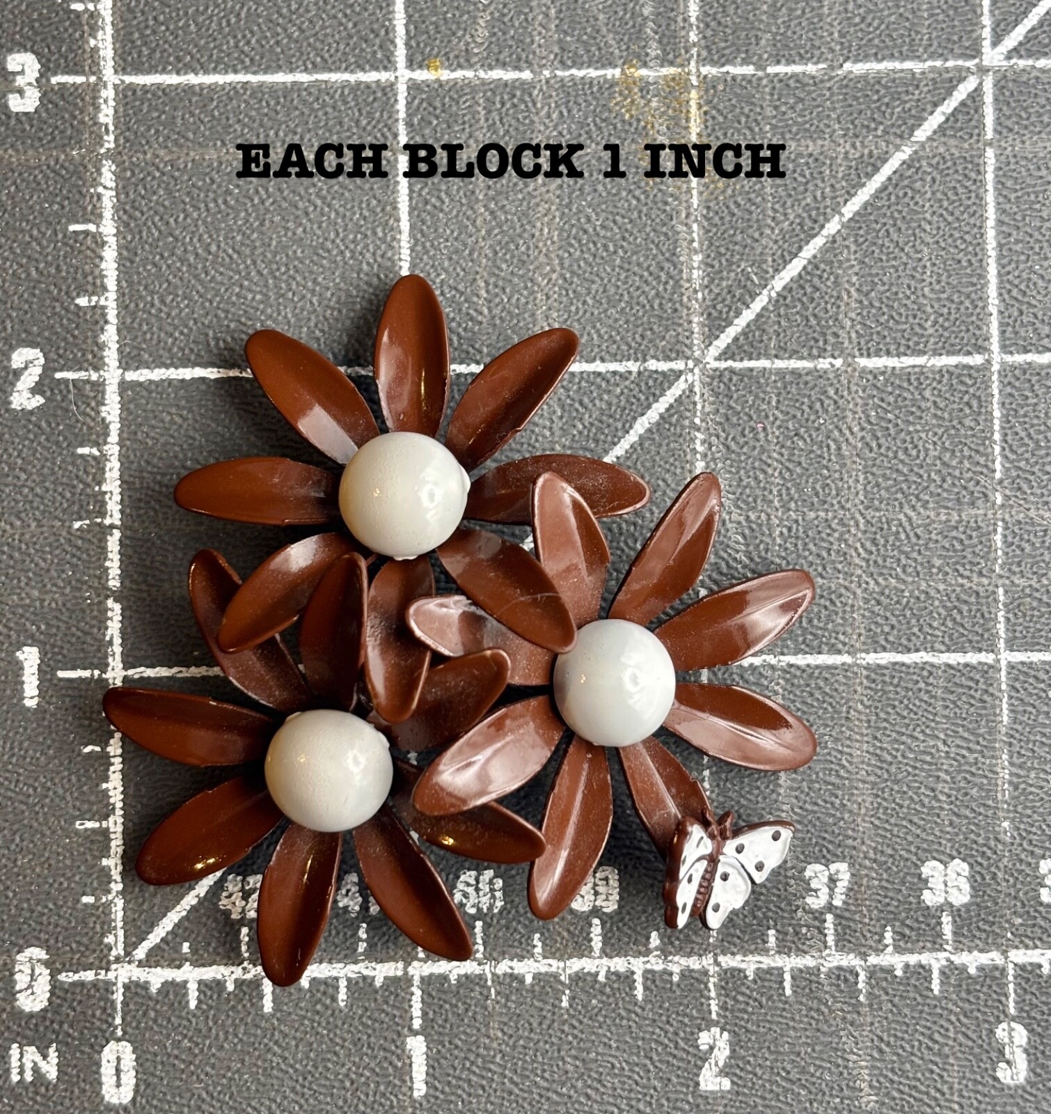 Vintage Flower Brooch,PIN, Triple Bloom, 1970s Autumn Brown,White,EXCELLENT🍁