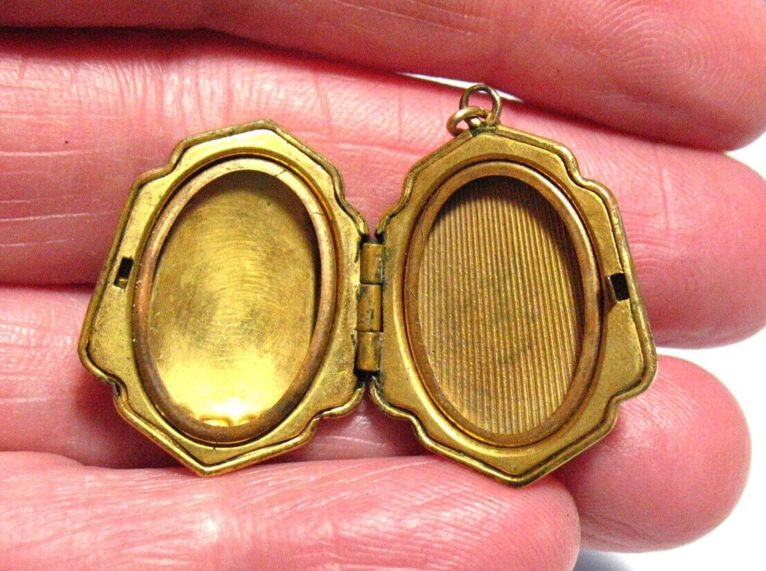 GOLD FILLED BLACK ENAMEL SHIELD SHAPED LOCKET 3/4 X 1 INCH 3.4 GRAMS J-527