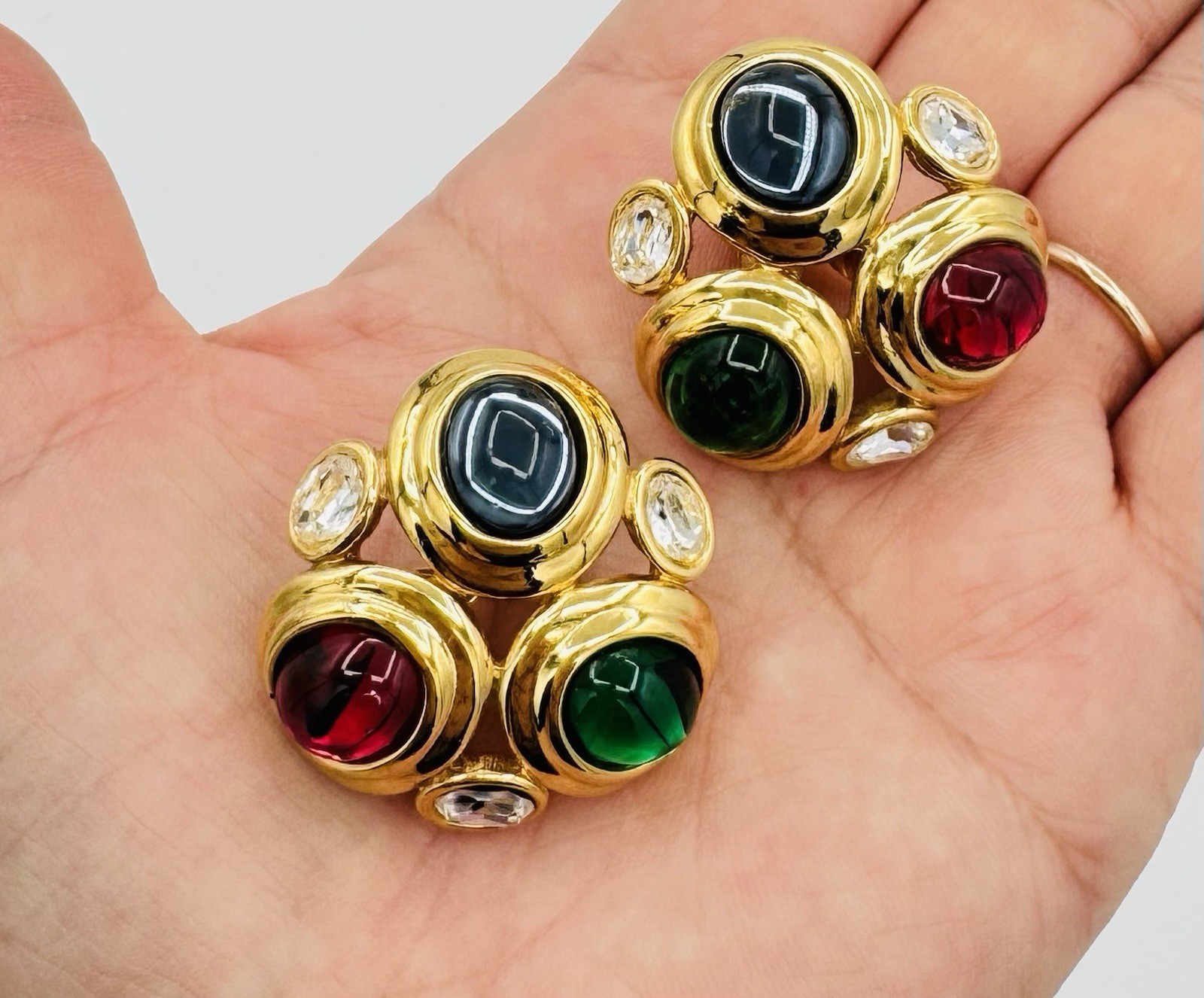 Gorgeous 1980s Monet Signed Gold Tone Gripoix-Style Glass Cabochon Clip Earrings
