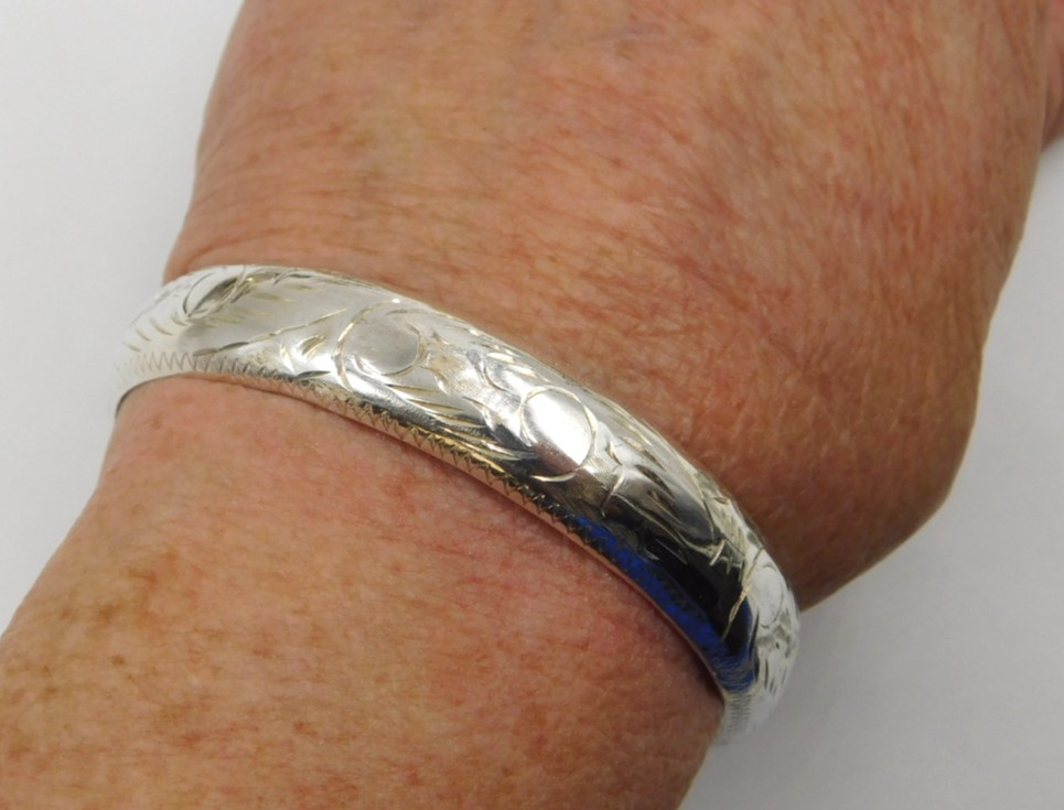 Vintage Sterling Silver Etched Hinged Bangle Bracelet
