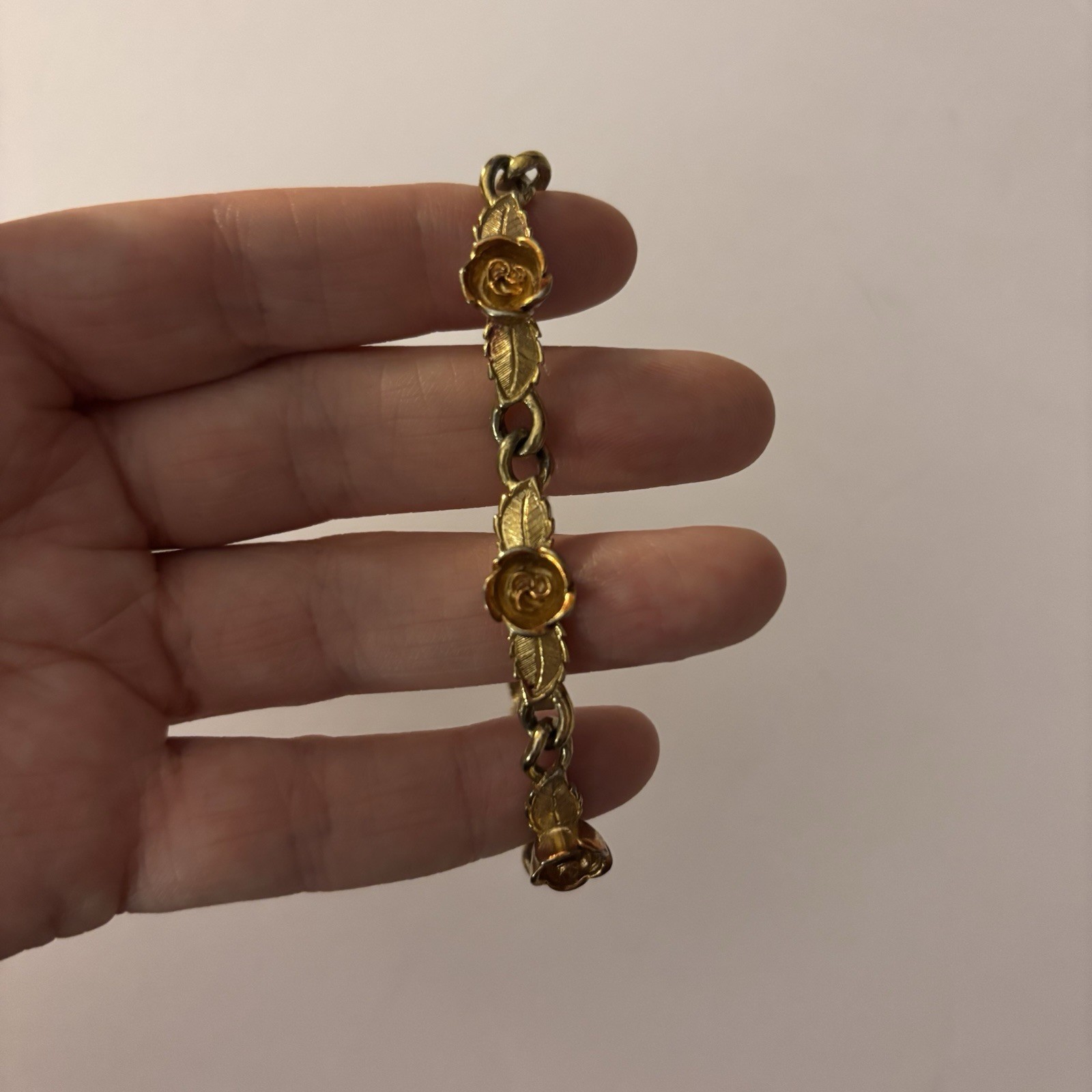 STUNNING VINTAGE ESTATE SIGNED AVON GOLD TONE ROSE FLOWER 7 1/4″ BRACELET G39054