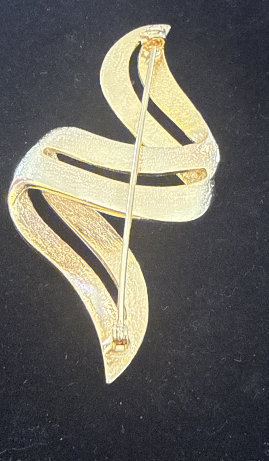 Vintage 1980’s Gold Tone Double Swirl Ribbon Brooch Pin 3” Statement Modernist