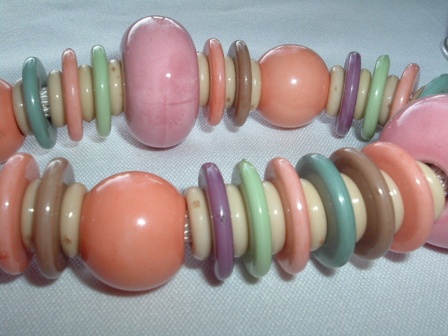 VINTAGE PASTEL MULTI-COLOR LUCITE BEAD NECKLACE