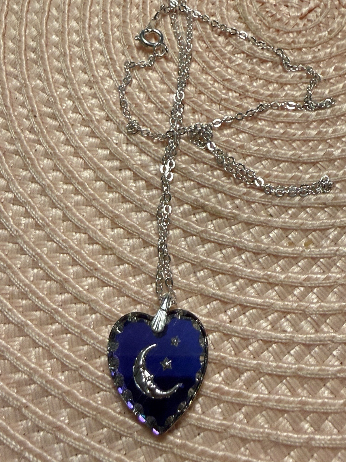 VTG 3/4” MOON ETCHED IN GLASS HEART PENDANT ON 18” SILVERTONE CHAIN
