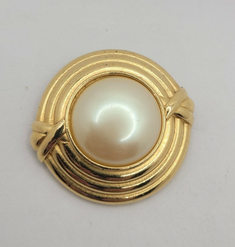 Monet Faux Pearl Goldtone Round Brooch Pin Classic Signed Vintage 1950s