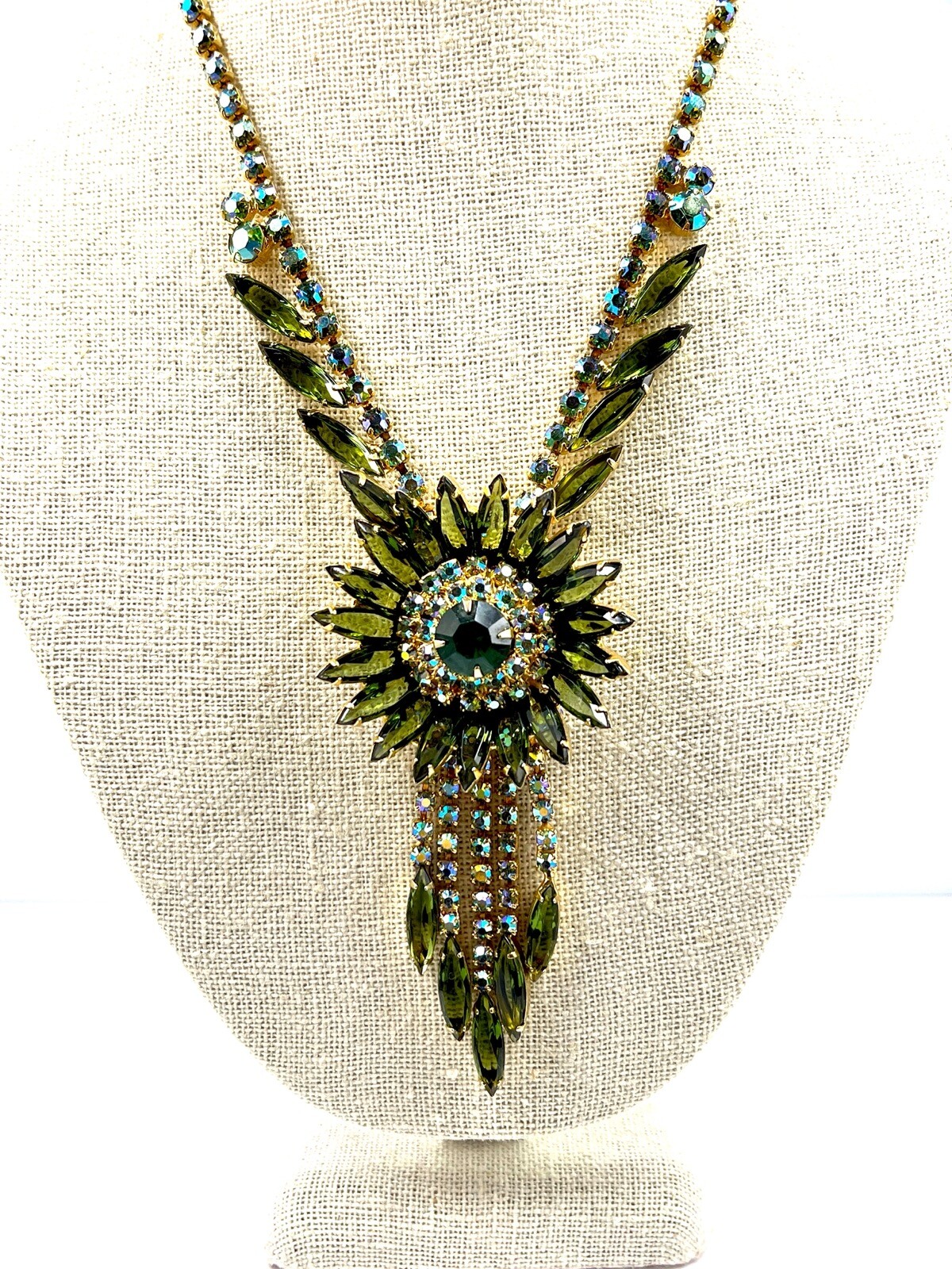 1962 JULIANA D&E EMERALD RHINESTONE MEDALLION DANGLES NECKLACE EARRINGS SET BOOK