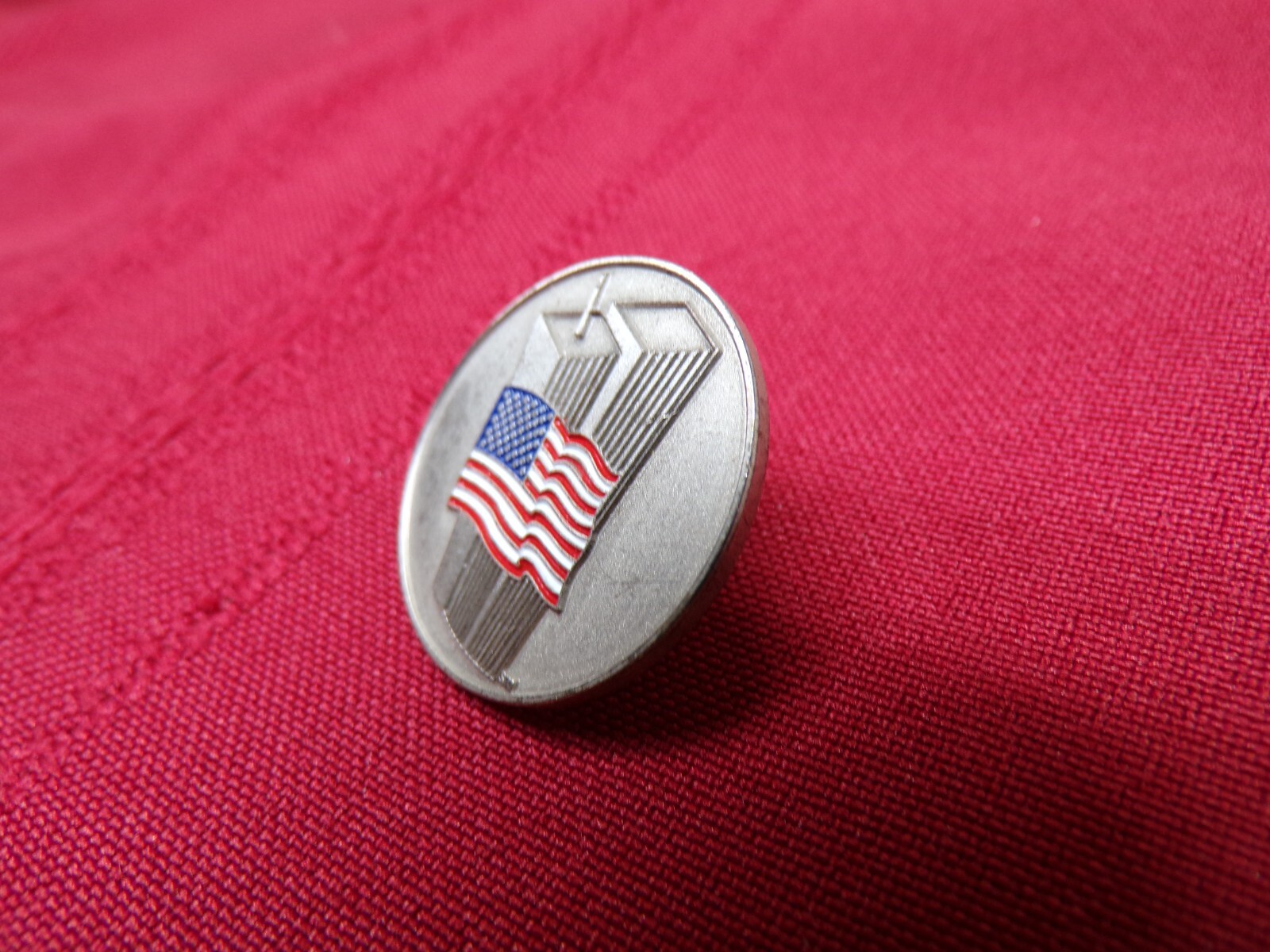 VINTAGE TWIN TOWERS NEW YORK AMERICAN ENAMEL FLAG ON PEWTER METAL PIN BROOCH