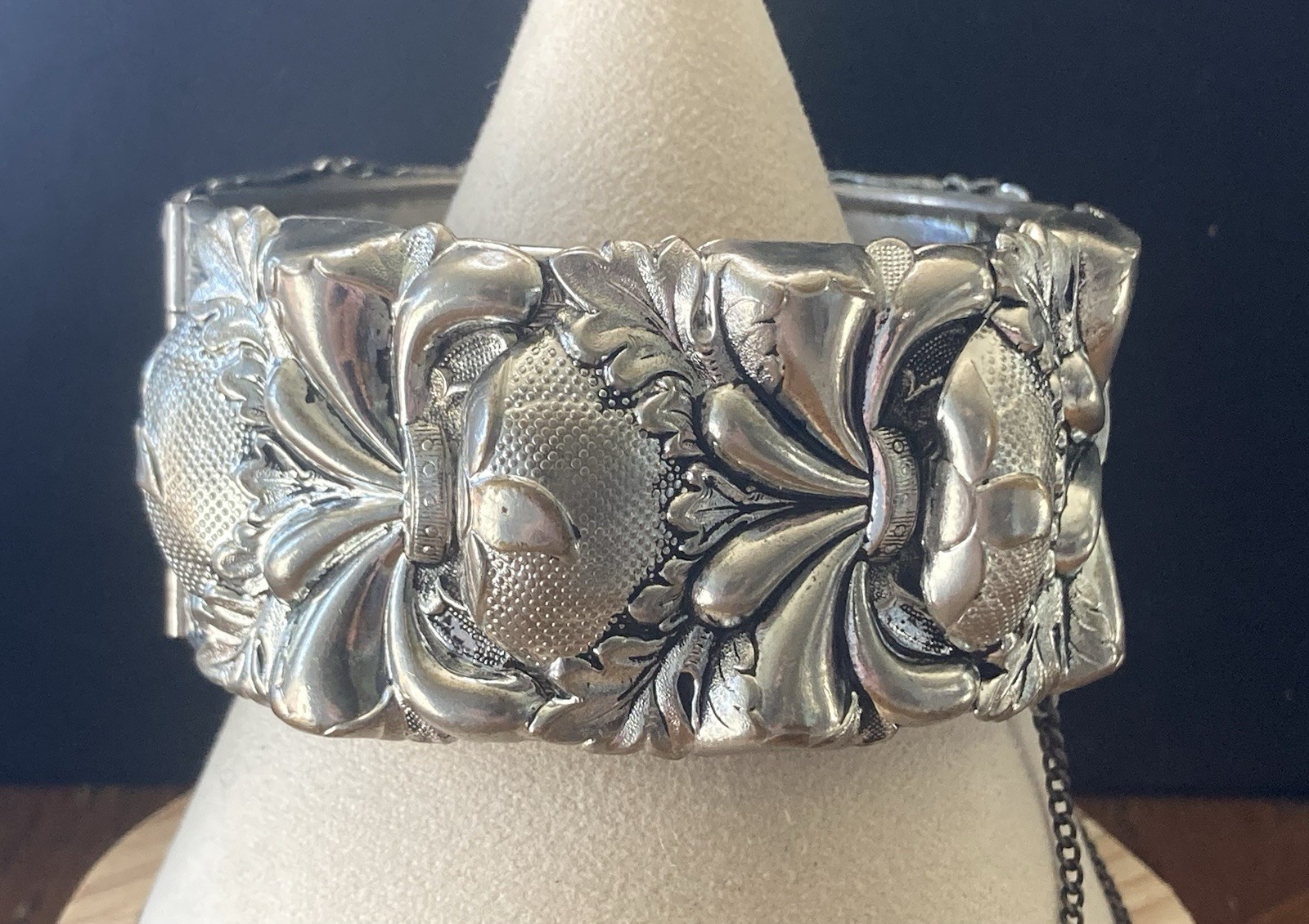 Vintage Chunky Bangle Bracelet Ornate Repousse Hinged Silver Tone 7”