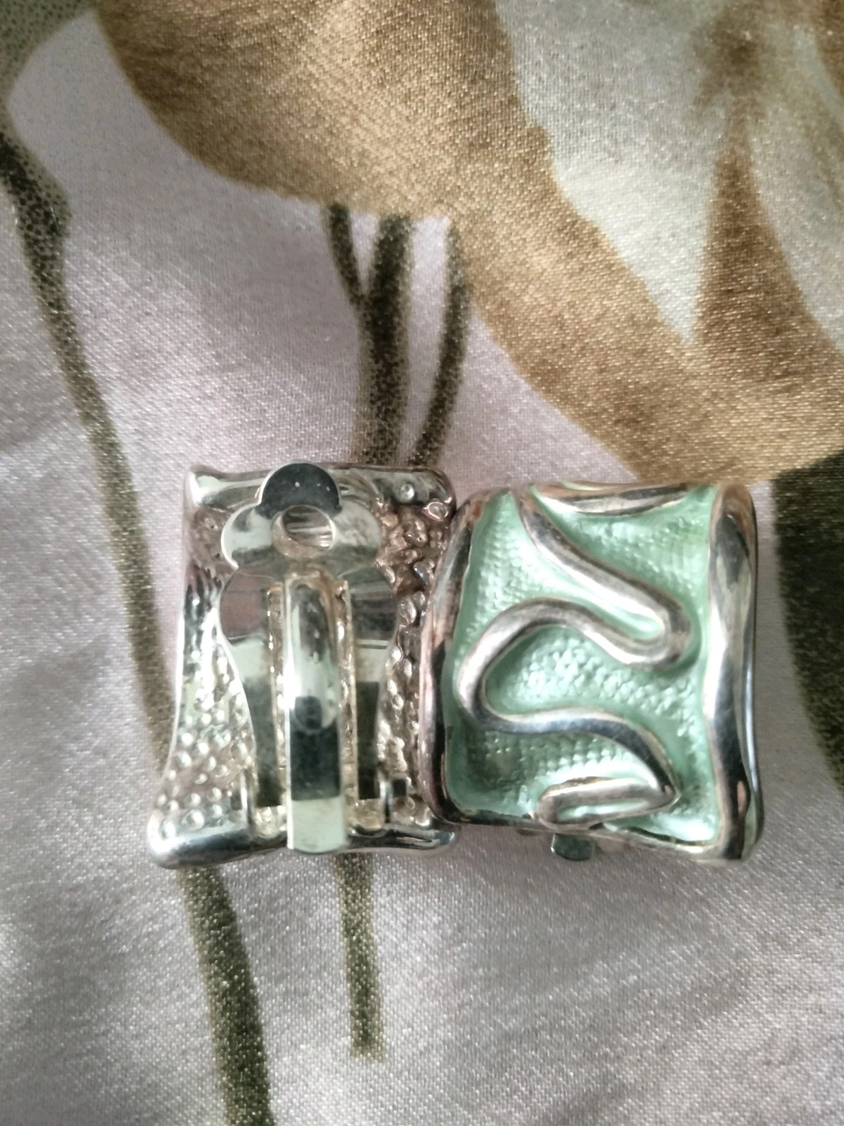 VTG 80s Lime Green Enamel & Goldtone Wide Ribbon Clip On Earrings 1″