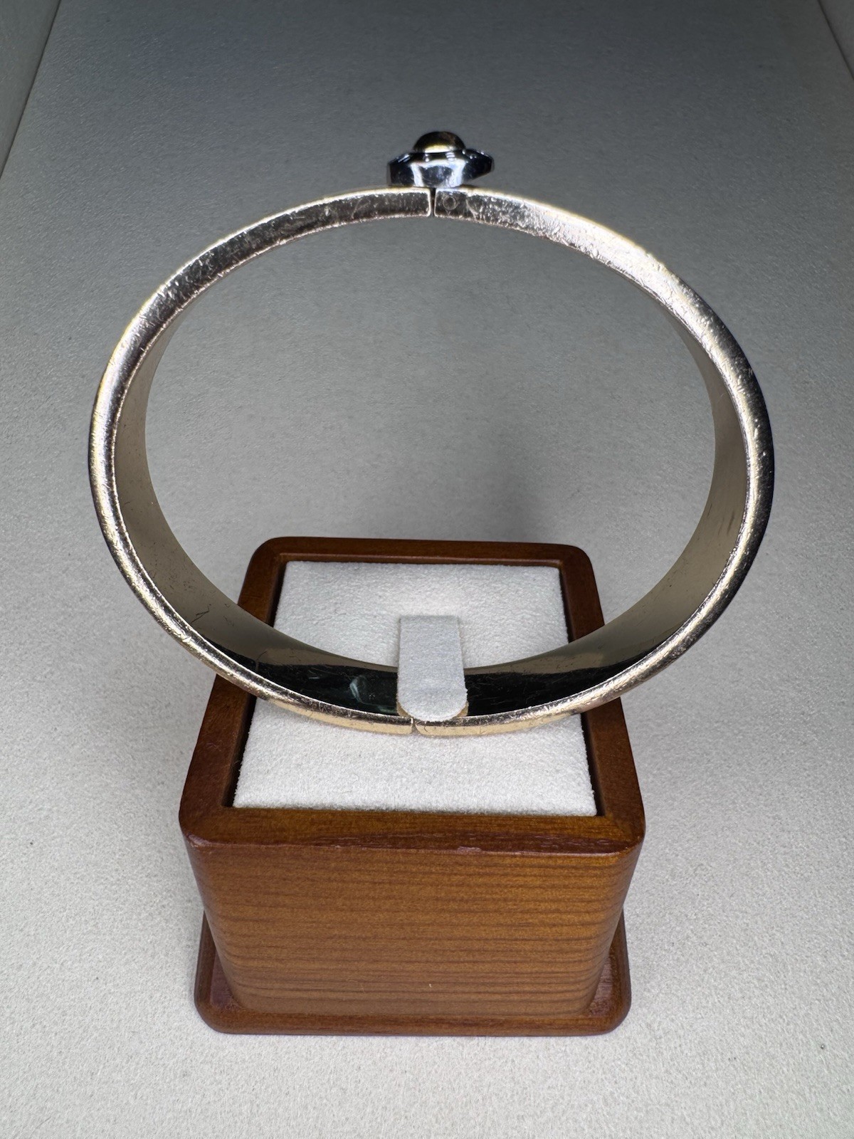 Henri Bendel White Enamel Screw Motif Bangle Bracelet Gold Tone Hinged Designer