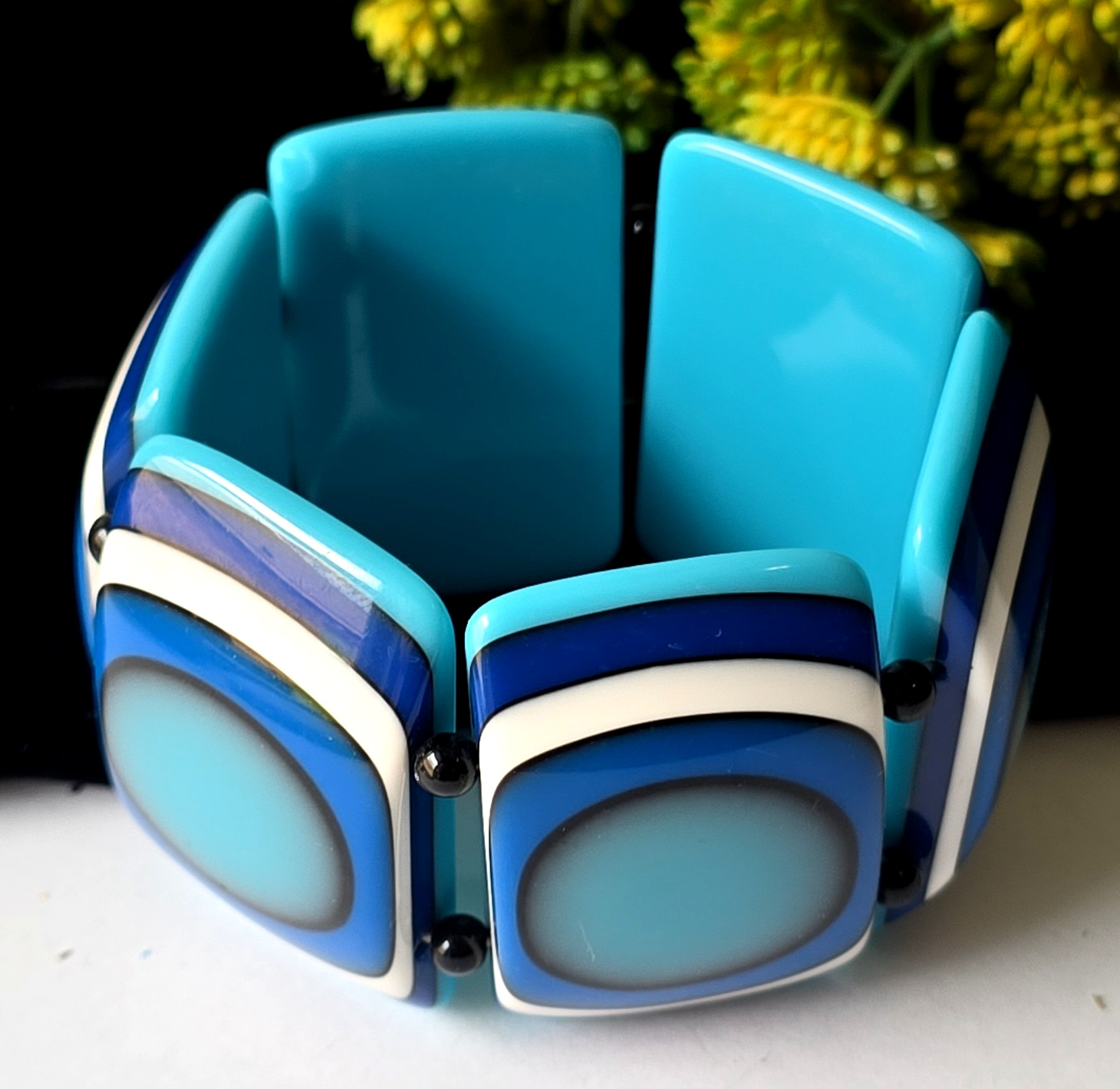 Vintage MCM Blue Shades Acrylic Statement Stretch Bracelet 7″ Wrist