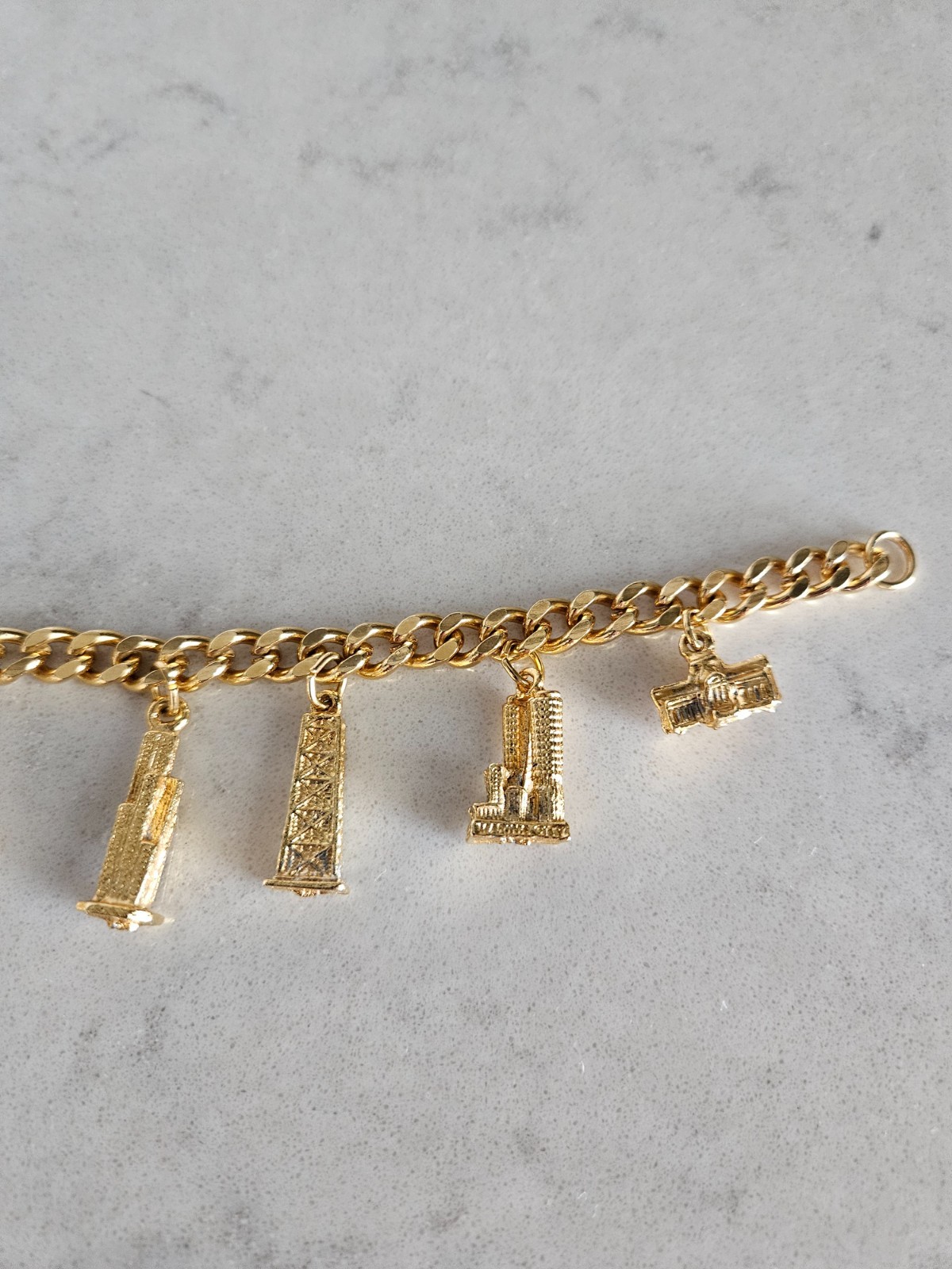 GOLD-TONE CHARM BRACELET WITH FAMOUS BUILDINGS IN CHICAGO CHARMS