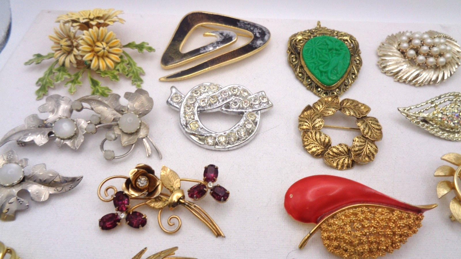 25 Vintage Cabochon Crystal Enamel Faux Pearl Rhinestone Flower Leaf Brooch Lot