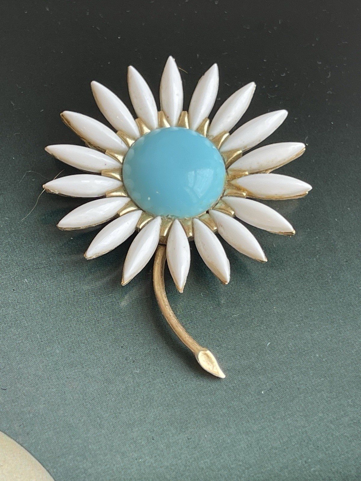 Trifari. Daisy Flower. Brooch
