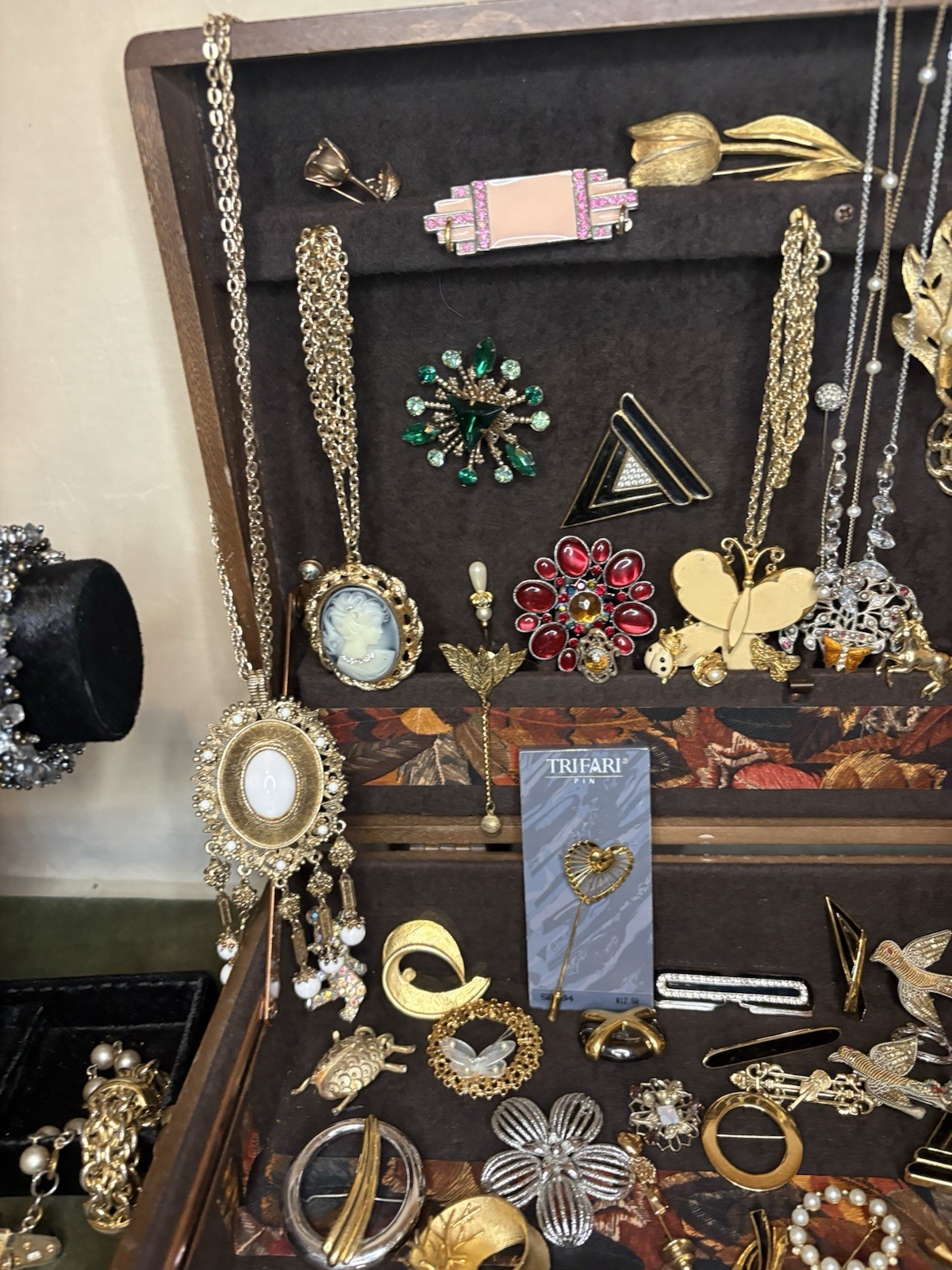 Large Lot Vintage Jewlery Over 180 Items 70+ signed Peices Monet Trifari Etc