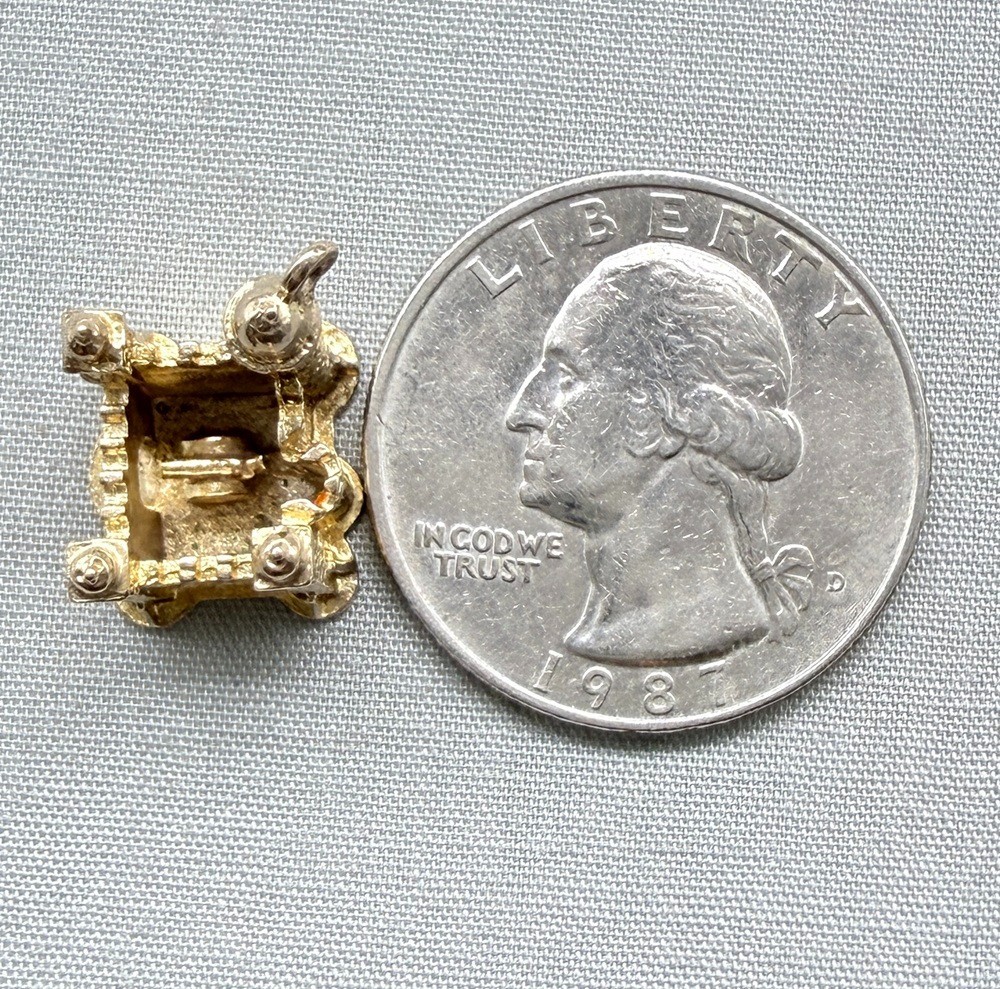 Vintage 9K Gold Tower of London Charm Fortress Cannon Beefeater England 4.2 Gr
