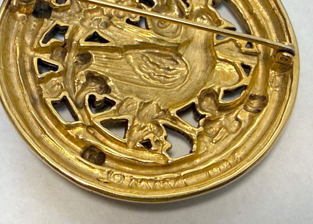 MMA Metropolitan Museum of Art Gold Plate Bird/Dove in Roundel Brooch Pendent