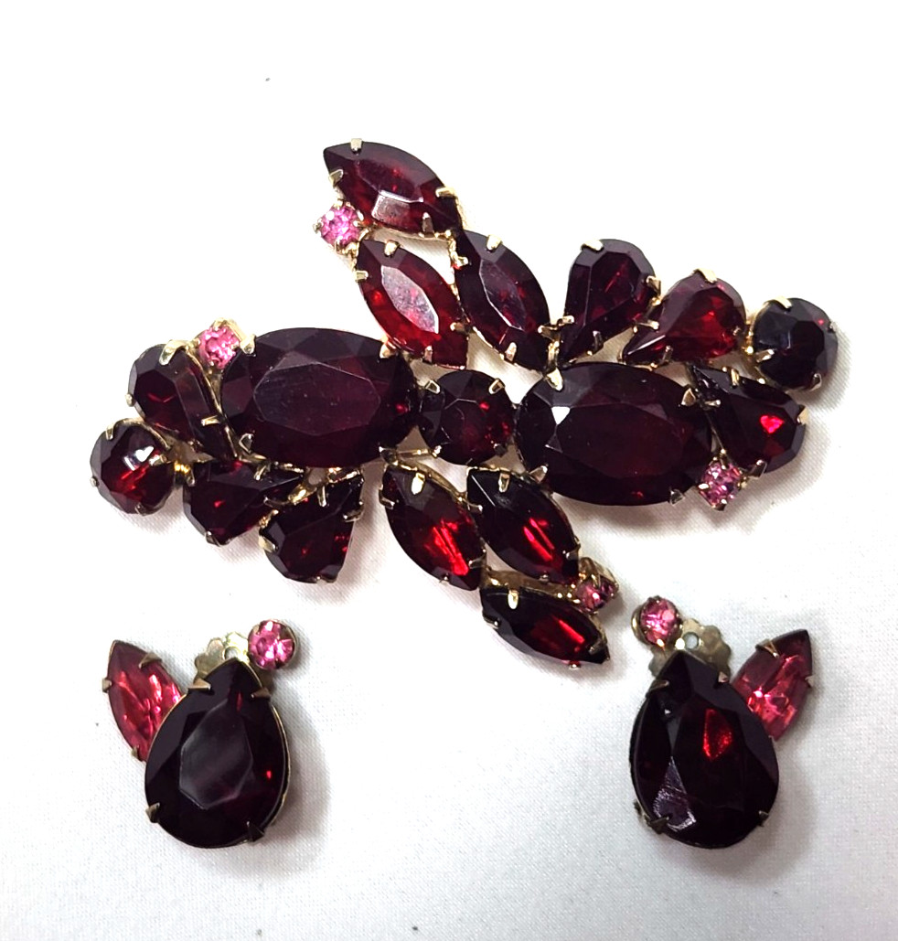 VINTAGE RED, FUCHSIA PINK BROOCH & MARRIED EARRING SET 2 3/4″L
