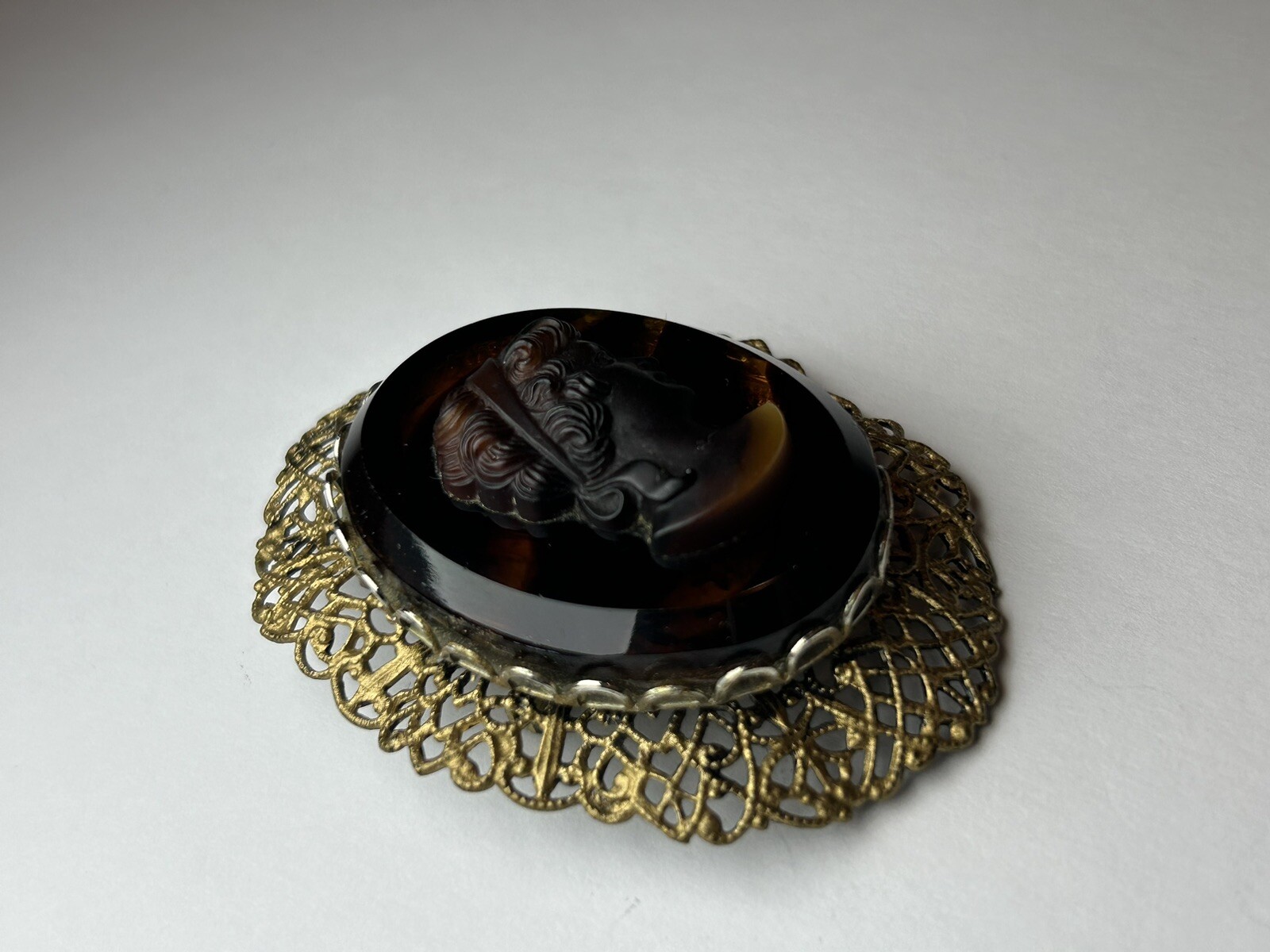 Vintage – Beautiful Brown Cameo With Gold Tone Filigree.
