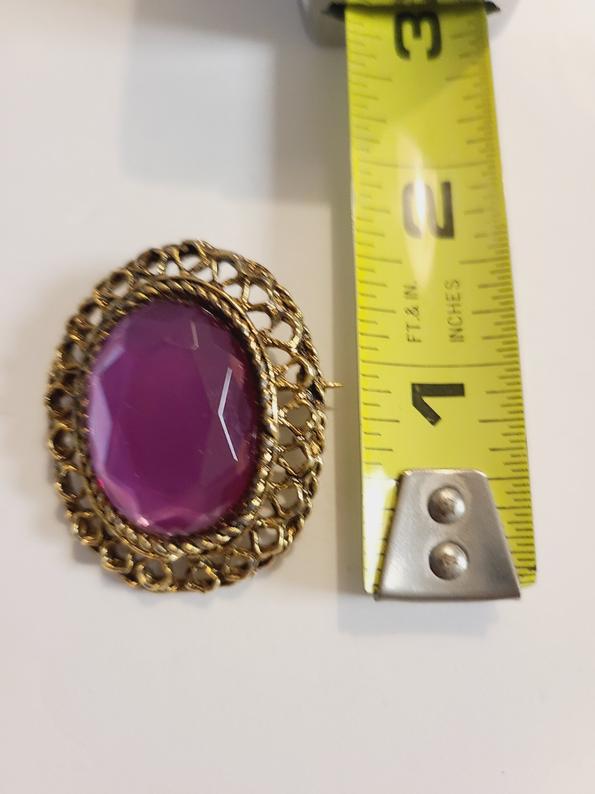 VINTAGE GOLD TONE OVAL FACETED ACRYLIC PURPLE GEM BROOCH PIN