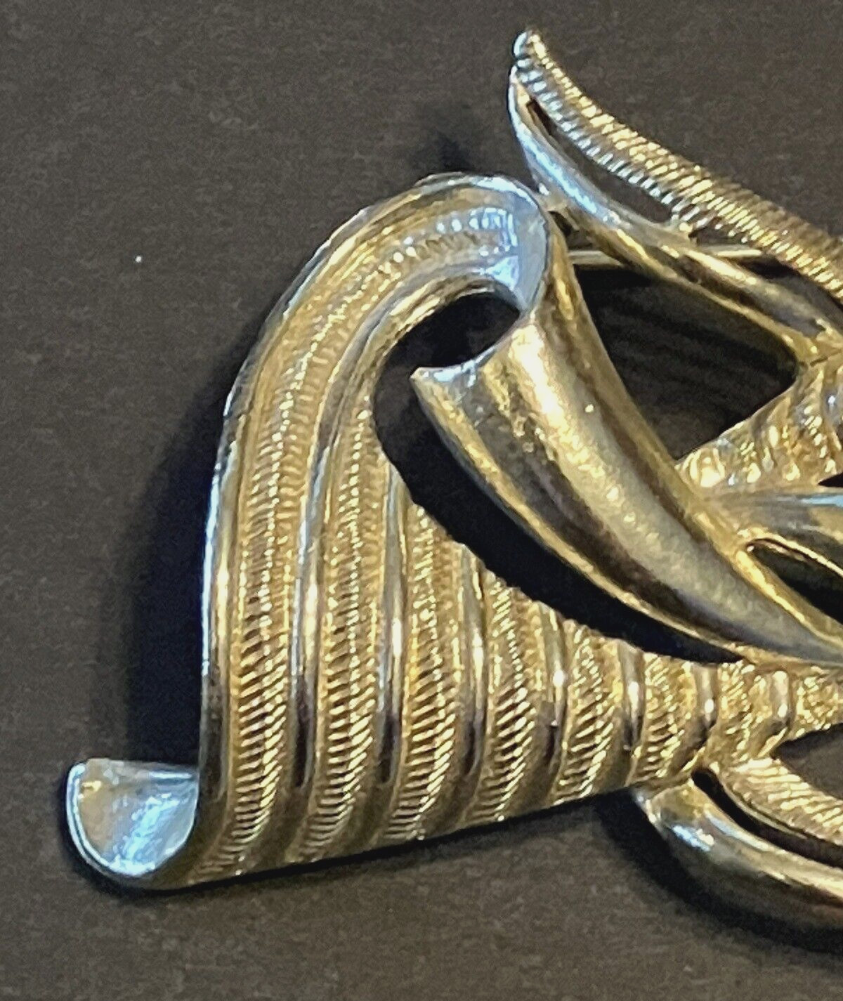 Vintage Gold Tone Brooch Textured Flowy Ribbons