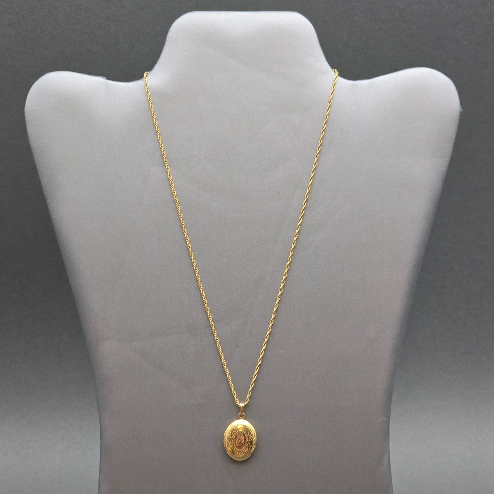 Vintage Hallmark Cards Locket Pendant Necklace 18″ Gold Tone Rope Chain