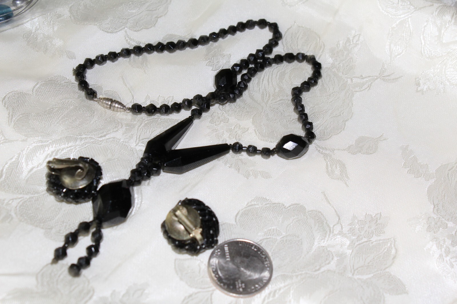 VTG BLACK GLASS TEAR DROP PENDENT NECKLACE+ CLUSTER BLACK SEEDBEAD CLIP EARRINGS