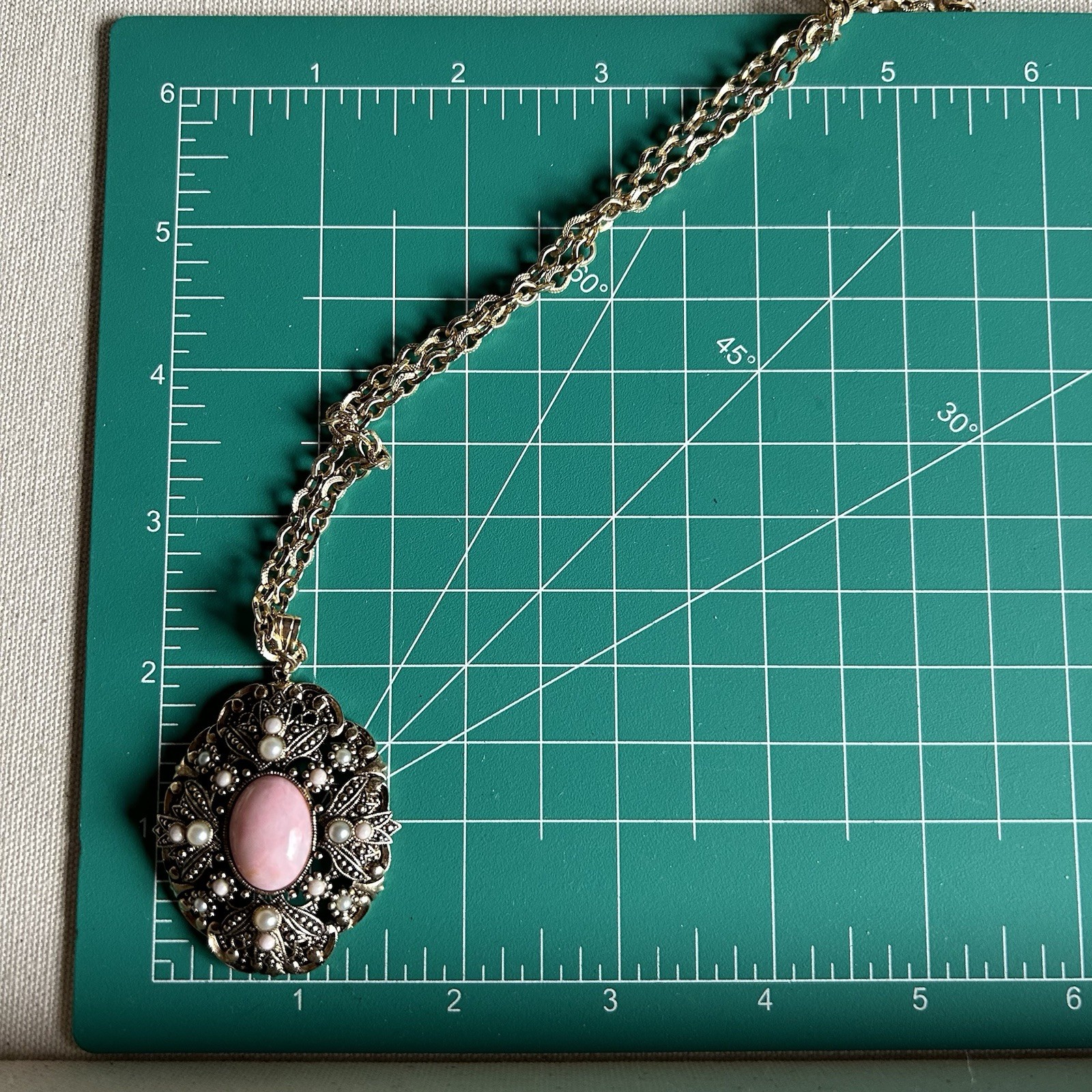 Vintage Avon Queen Anne’s Lace Pink Cabochon Pendant Necklace w Faux Pearls