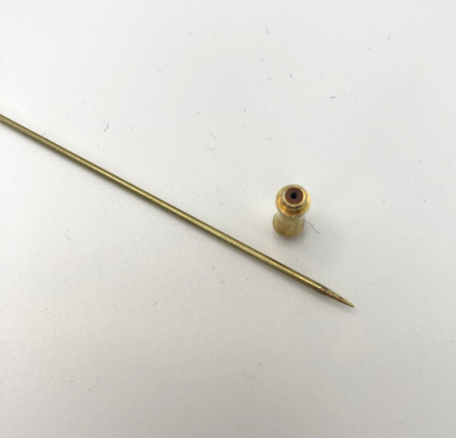 7.25″ Red crystal Faceted Glass Round & Diamond Shape Hat Stick Pin Gold Tone