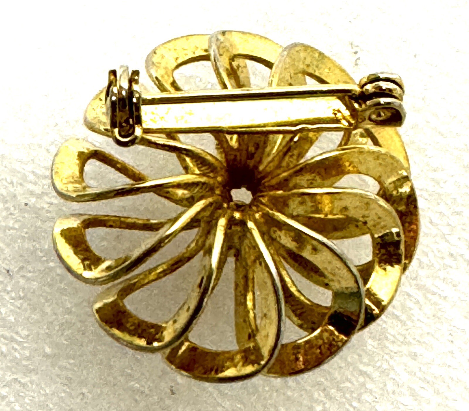 Swirl Ribbon Flower Brooch Pin Gold Tone Classic Design 1”