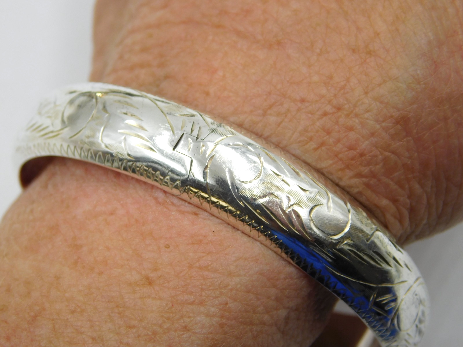 Vintage Sterling Silver Etched Hinged Bangle Bracelet