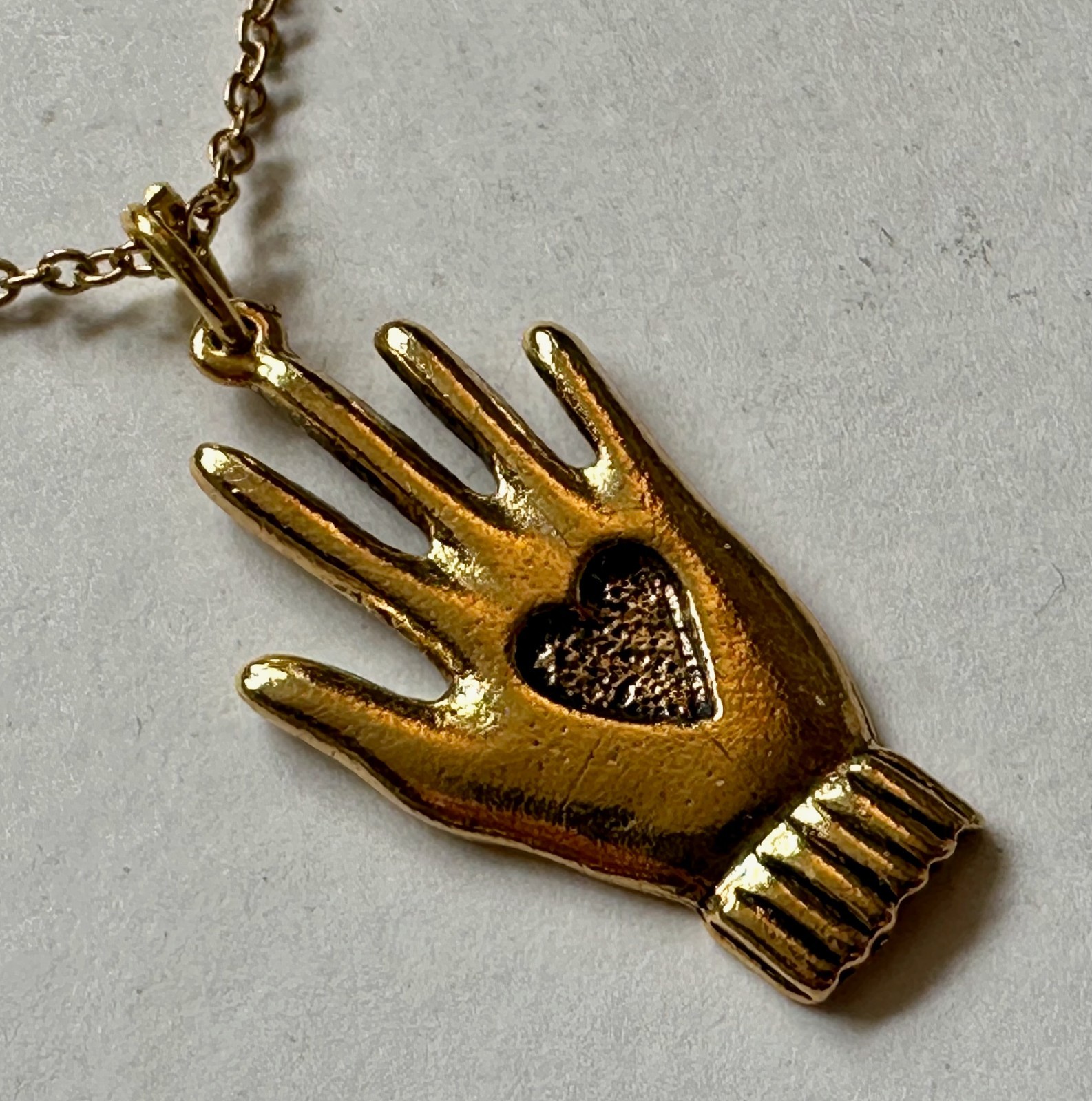 Vintage Heart in Hand gold tone metal pendant 1 1/4″ necklace 20″ GP