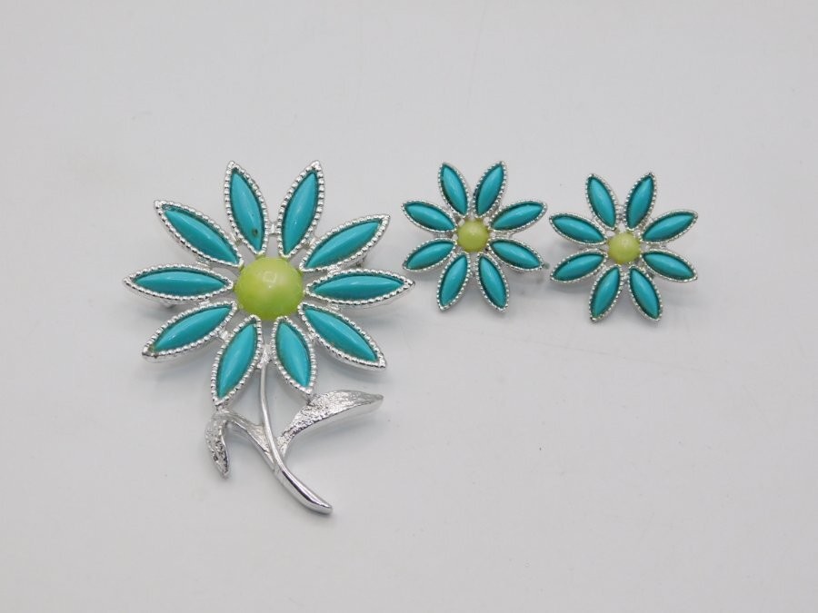 B123-VINTAGE PIN/CLIP EARRING SET~DAISY TIME~SARAH COVENTRY~1971~PRETTY!