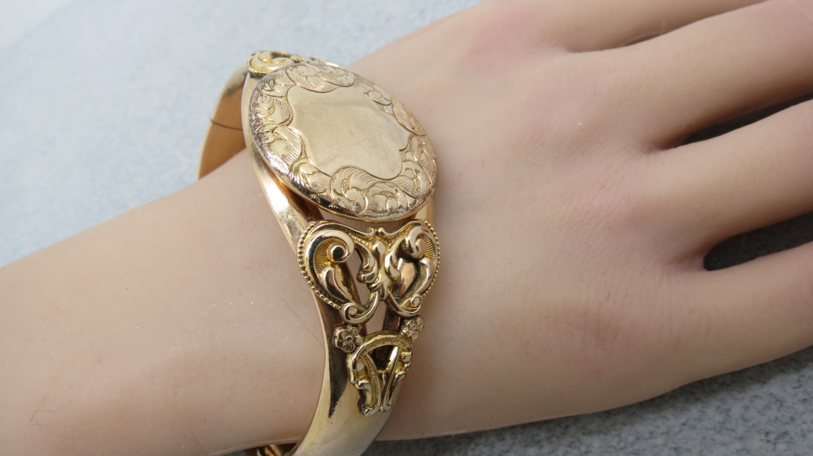 Victorian Gold Filled Bangle Bracelet 43 Grams AC Co Hinged 7.75″ Photo Locket