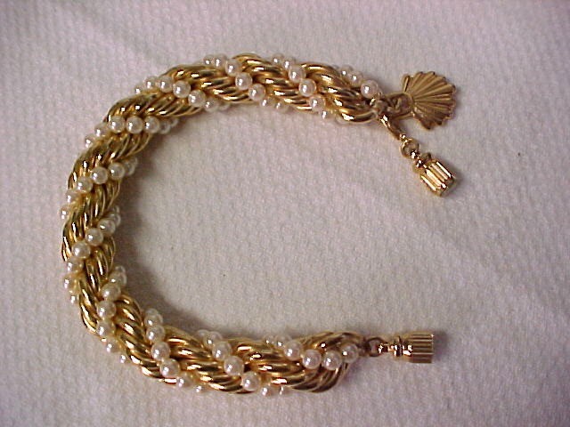 Richelieu White Faux Pearls Wrapped on Gold Tone Rolo Chain Bracelet 8.75″ VTG