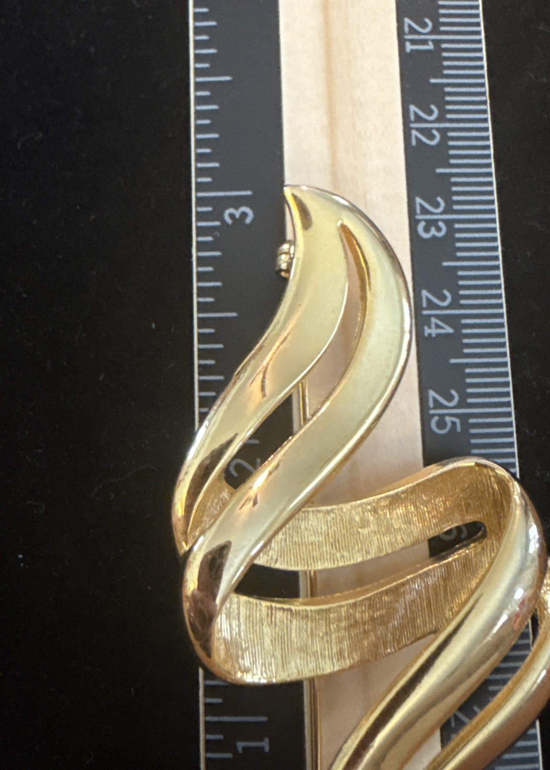 Vintage 1980’s Gold Tone Double Swirl Ribbon Brooch Pin 3” Statement Modernist