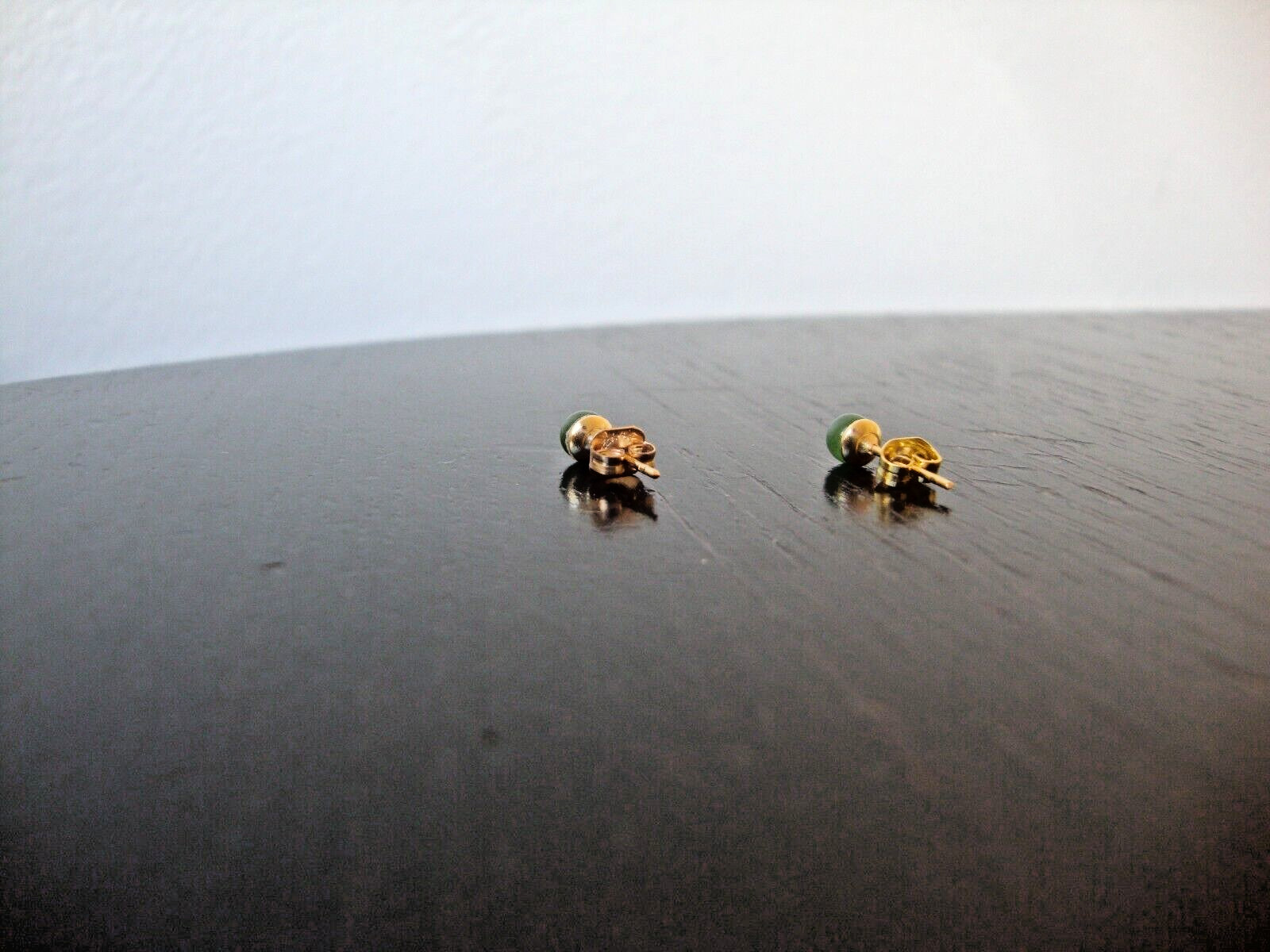 VTG CLASSIC CHINESE 4MM GREEN JADE BEAD/BALL YELLOW GOLD PLATED POST EARRINGS