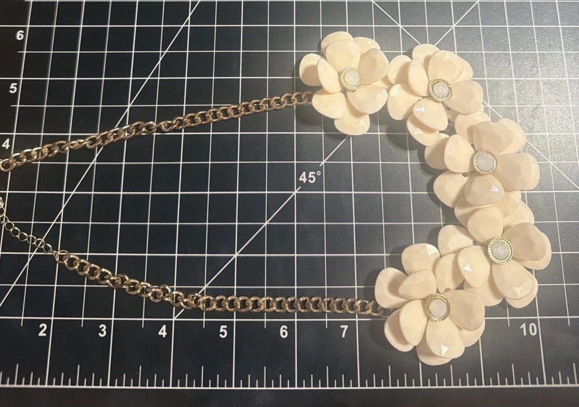 Vintage Gold‑Tone Floral Statement Necklace – Cream Petal Flowers, Bold Retro