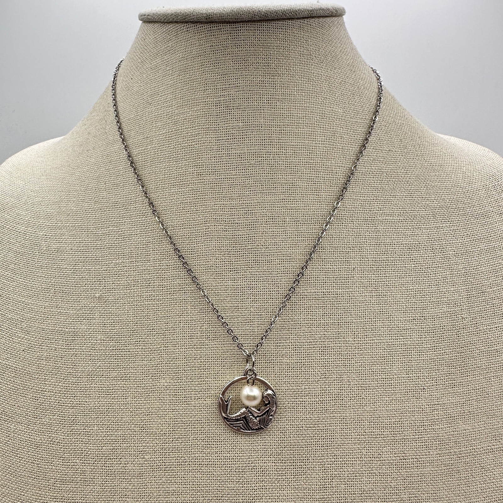 Vintage 90s Silver Tone Mermaid Circle Pendant Necklace Faux Pearl Charm Jewelry
