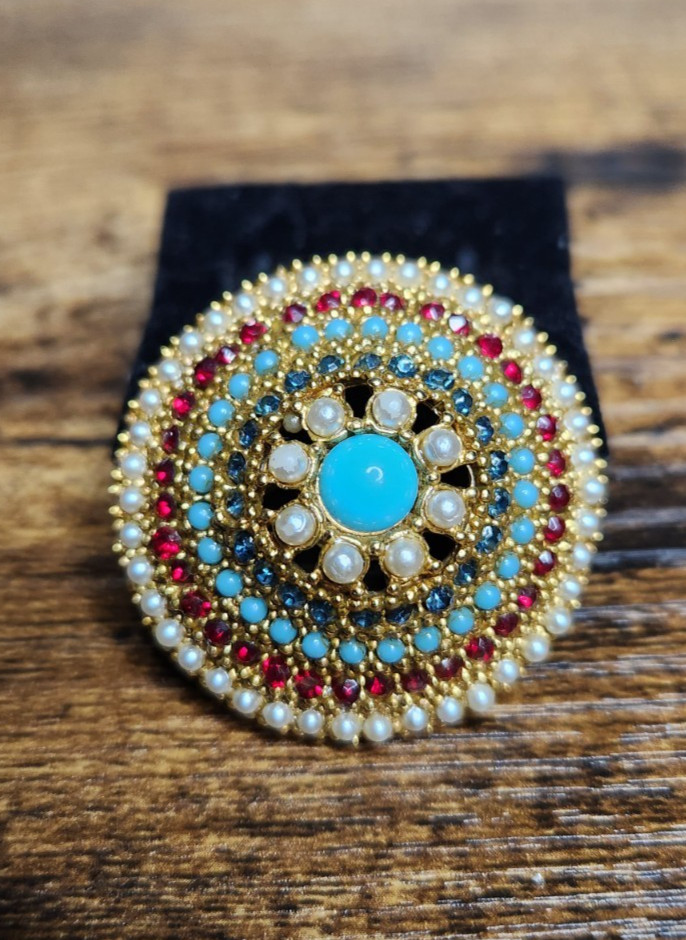 BEAUTIFUL VINTAGE (ART) SIGNED BROOCH AND CLIP-ON EARRINGS SET GOLD TONE