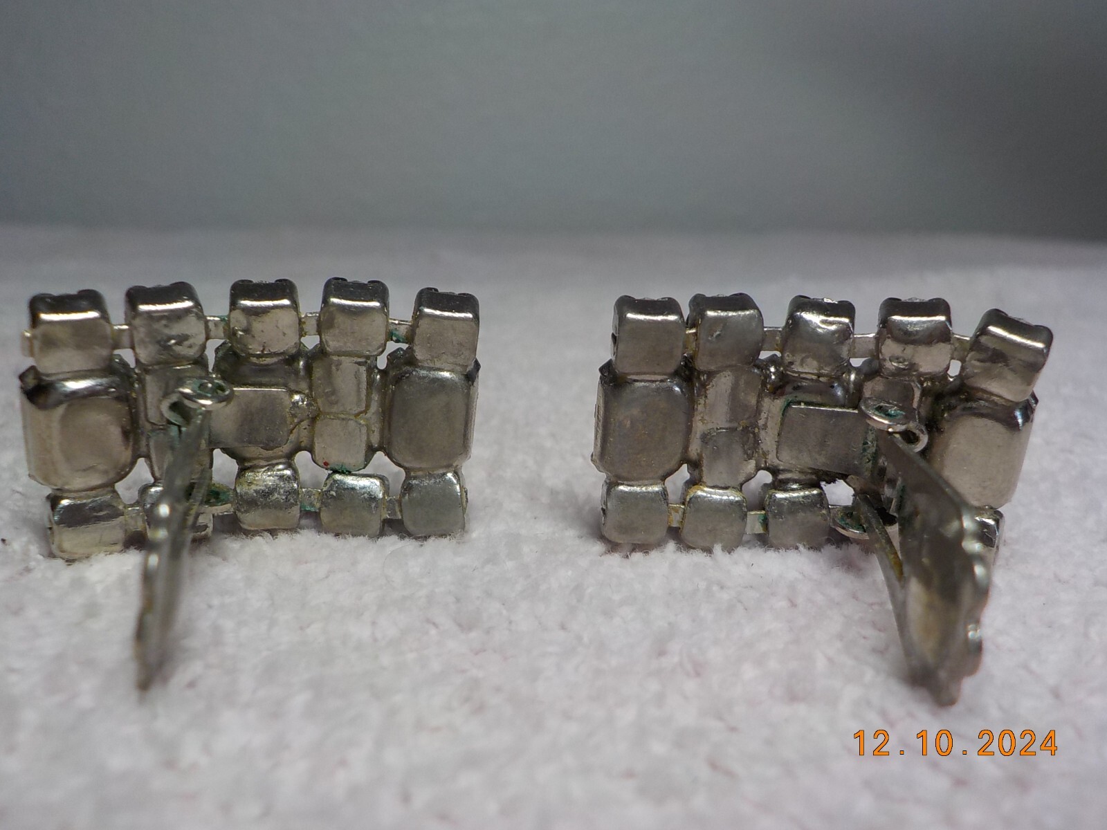 VINTAGE CLEAR RHINESTONE CLUSTER CLIP-ON EARRINGS W/EMERALD/ROUND CUT STONES