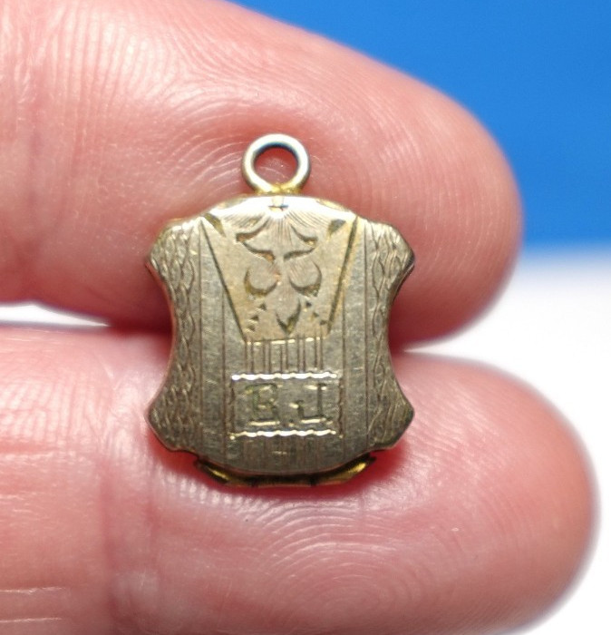 GOLD FILLED LOCKET SHIELD SHAPED INITIALS B.J.ANTIQUE 14 X 10 MM 1.3 GRAMS J-828