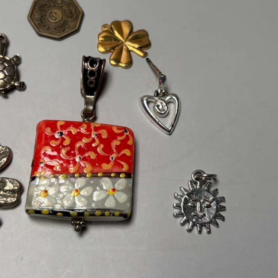 VINTAGE ESTATE JEWELRY LOT of 16 Pendants Charms Dangles